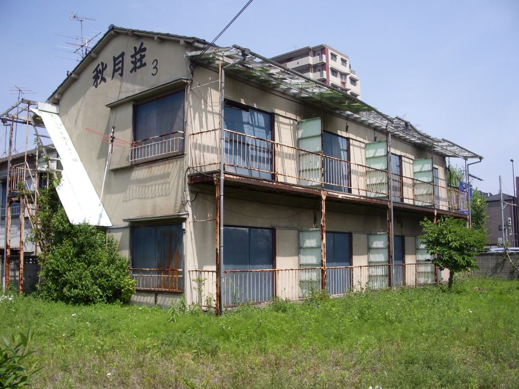 廃墟になったアパート 東京の路地